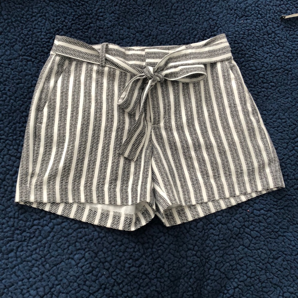 Banana Republic White and Black Stripped Shorts |Size: 0|